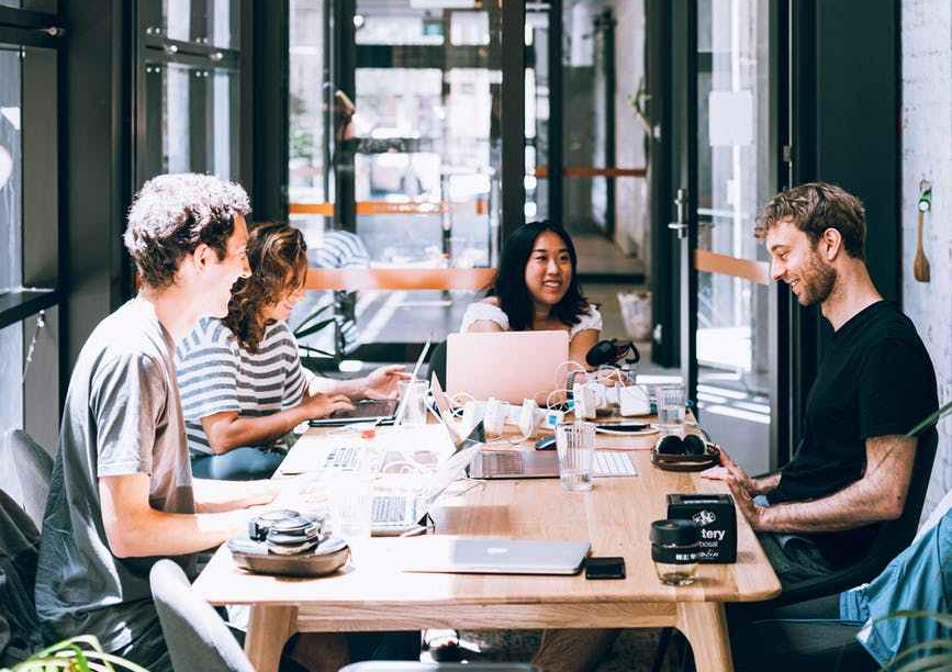 grupo de amigos hablando