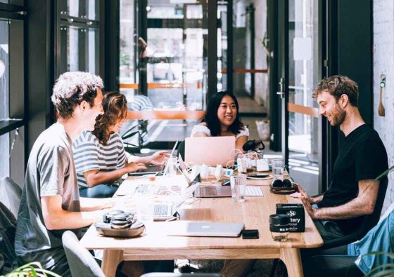grupo de amigos hablando