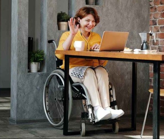 mujer haciendo videollamada